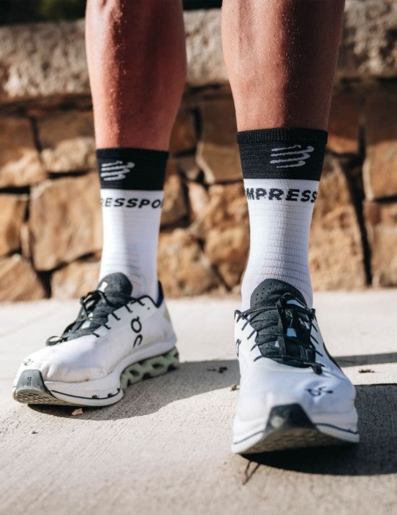 Férfi Compressport Mid Compression Socks V2.0 Futózokni Fehér Fekete | STRKXJW-18