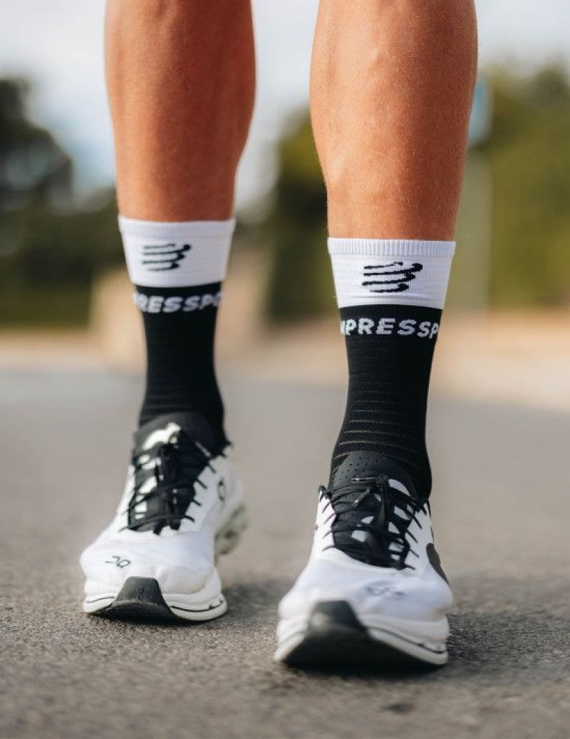 Férfi Compressport Mid Compression Socks V2.0 Futózokni Fekete Fehér | MTVNZRD-40