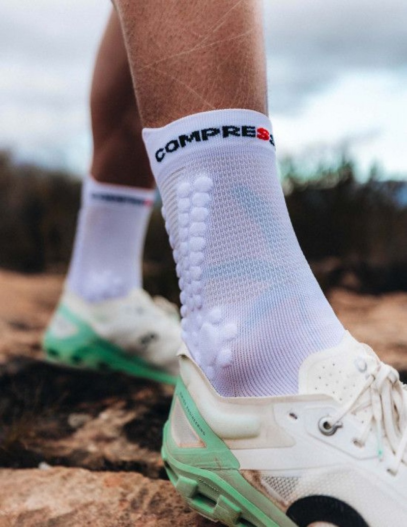 Férfi Compressport Pro Versenyautó Socks v4.0 Trail Futózokni Fehér Fekete | LRCJUSA-56