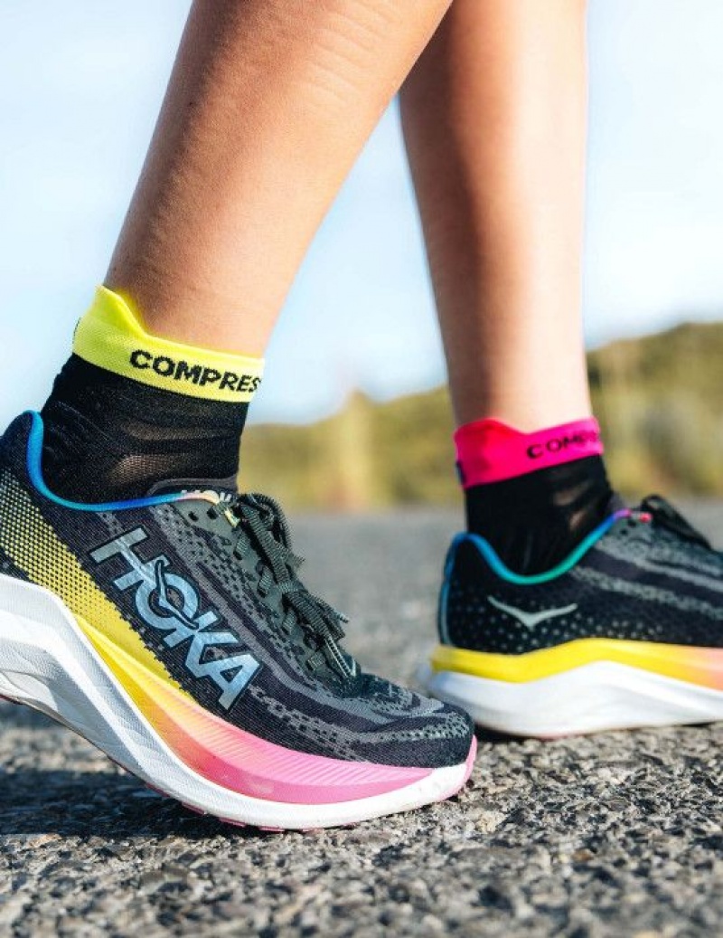 Férfi Compressport Pro Versenyautó Socks v4.0 Ultralight Run Low Futózokni Fekete Sárga Rózsaszín | HDGLTBE-05