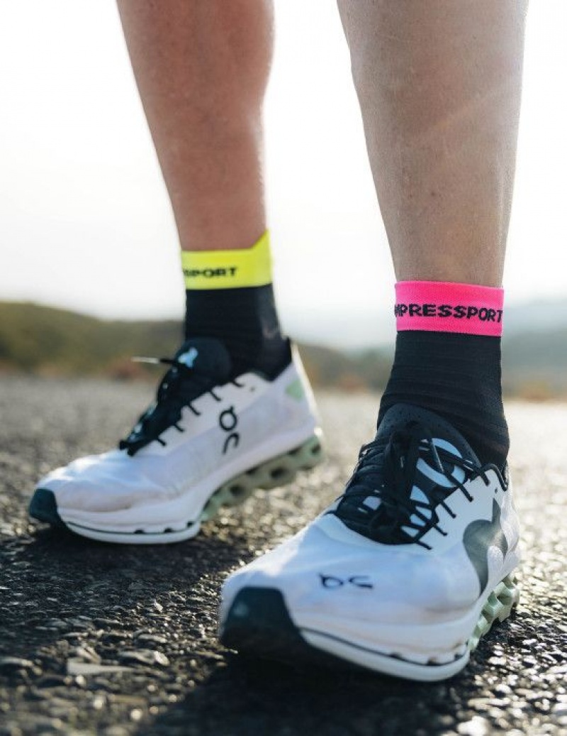 Férfi Compressport Pro Versenyautó Socks v4.0 Ultralight Run High Futózokni Fekete Sárga Rózsaszín | ARITOYU-47